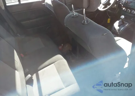 2017 Jeep Compass Sport 4X4 z USA, uszkodzony, nr VIN 1C4NJDBB8HD142917